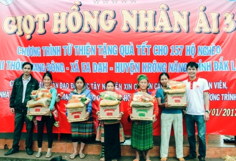 170 hộ nghèo có hoàn cảnh khó khăn tại thôn Giang Đông được nhận quà từ chương trình.