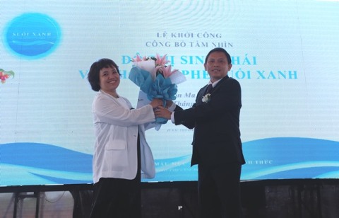 Phó Chu tịch UBND tỉnh Nguyễn Tuấn Hà trao quyết định đầu tư và tặng hoa cho đại diện Công ty Cổ phần Cà phê Trung Nguyên
