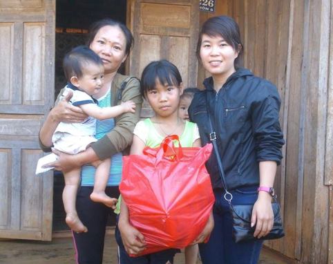 Đoàn thanh niên xã Ea Kpam thăm và tặng quà gia đình có hoàn cảnh khó khăn trên địa bàn
