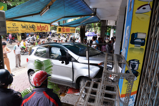 Vụ tai nạn giao thông chiếc xe ô tô mất lái tông vào một nhà dân ven đường ở TP Quảng Ngãi (tỉnh Quảng Ngãi) ngày 1-1-2017 làm 1 người bị thương - Ảnh: Tử Trực