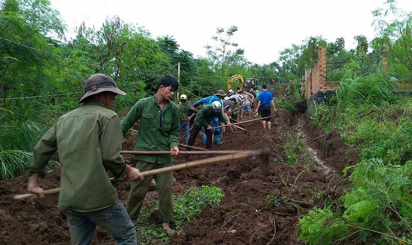 Đoàn viên thanh niên tu sửa đường liên thôn tại xã Ea Siên
