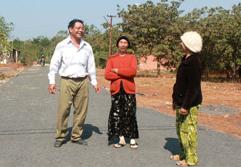  Trưởng buôn Êrang  Y Soan Êban trao đổi  với bà con trong buôn về chủ trương hiến đất làm đường giao thông nông thôn. 