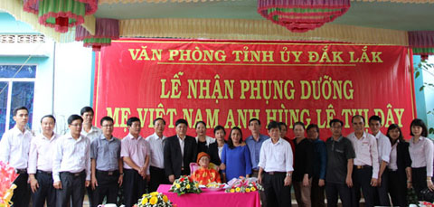  Văn phòng Tỉnh ủy  nhận  phụng dưỡng Mẹ Việt Nam Anh hùng  Lê Thị Đây  (xã Ea Bông,  huyện  Krông Ana) từ tháng 1-2017.    