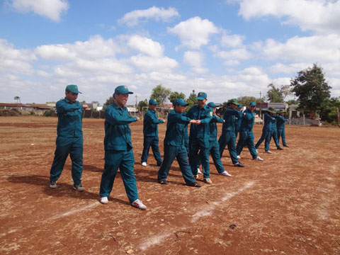 Lực lượng DQTV huyện Cư M’gar trên thao trường huấn luyện.   