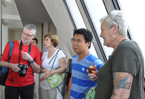 Du khách quốc tế tham quan Bảo tàng Đắk Lắk