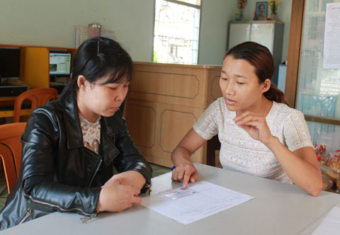 Nhân viên đại lý thu của Điểm Bưu điện xã Cư Kty (huyện Krông Bông) tư vấn cho người dân về bảo hiểm y tế tự nguyện. 