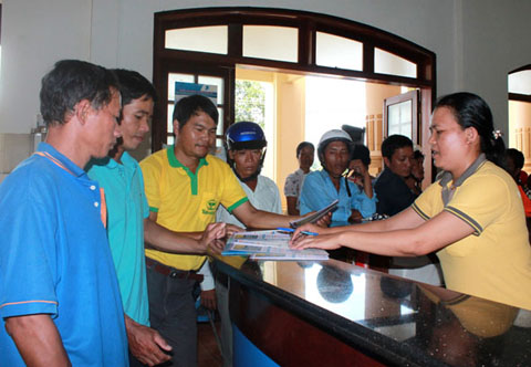 Nhân viên đại lý thu của Bưu điện huyện Lắk tư vấn về bảo hiểm xã hội, bảo hiểm y tế cho người dân  trên địa bàn huyện.  