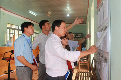 Thành viên Đoàn 1560 kiểm tra thủ tục hành chính tại Bộ phận tiếp nhận và trả kết quả - UBND xã Cư Ni (huyện Ea Kar). 