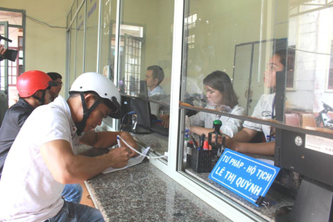 Người dân đến làm thủ tục hành chính tại Bộ phận tiếp nhận và trả kết quả - UBND xã Cư Bao, thị xã Buôn Hồ.