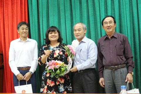 Phó Chủ tịch UBND tỉnh H’Yim Kđoh trao quà tặng Đoàn công tác của Quỹ Giáo cụ Marubeni