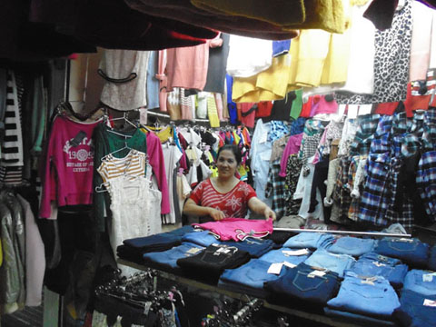 Hàng  thời trang đón đầu tết được  tiểu thương chợ  Trung tâm Buôn Ma Thuột  bày bán khá  phong phú. 