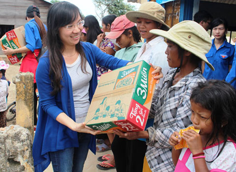 Đại diện Đoàn Khối các Cơ quan tỉnh tặng quà cho người dân bị thiệt hại do bão số 12 tại xã Yang Mao (huyện Krông Bông).  Ảnh: V. Anh