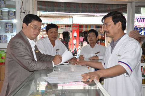 Cán bộ Chi cục Thuế thị xã Buôn Hồ kiểm tra một hộ kinh doanh trên địa bàn. 