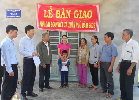 Ủy ban MTTQVN huyện Ea Kar trao nhà Đại đoàn kết tặng gia đình anh  Nguyễn Văn Hùng (thôn Thanh Phong, xã Xuân Phú).  