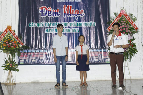 Thầy Nguyễn  Duy Hiếu  (bìa phải)  trong một đêm nhạc  gây quỹ  từ thiện  cho trẻ em nghèo.