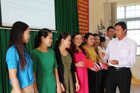 Giám đốc Trung tâm Bồi dưỡng chính trị huyện Cư Kuin trao chứng nhận lớp bồi dưỡng chính trị cho đảng viên mới. 