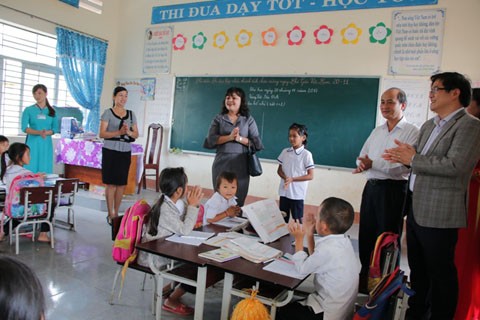 Đoàn công tác của UBND tỉnh đến thăm lớp học của Trường Tiểu học Nơ Trang Lơng.