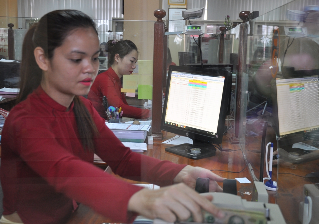 Nhân viên Ngân hàng NN-PTNT Chi nhánh Đắk Lắk trong giờ làm việc (Ảnh minh họa)