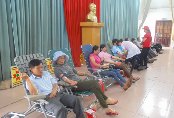 Đông đảo người dân tham gia hiến máu tình nguyện tại huyện Ea Kar.