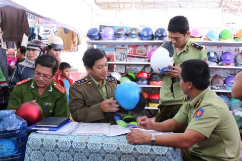 Đoàn liên ngành của tỉnh kiểm tra số lượng mũ bảo hiểm giả thương hiệu Nón Sơn tại một hội chợ được tổ chức trên địa bàn TP. Buôn Ma Thuột. 