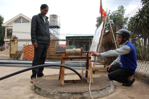 Nằm cách công trình cấp nước chỉ vài chục mét nhưng người dân thôn 4, xã Hòa Xuân, TP. Buôn Ma Thuột phải đào giếng để lấy nước sinh hoạt.