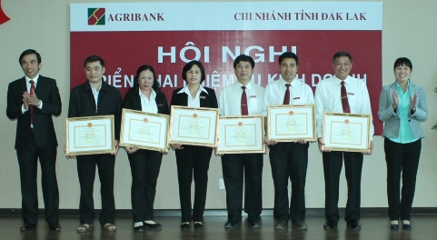 Agribank Đắk Lắk tuyên dương những tập thể, cá nhân có thành tích xuất sắc trong thực hiện nhiệm vụ năm 2016