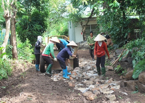 Nông dân xã Hòa An, huyện Krông Pắc tham gia dọn vệ sinh và sửa chữa đường nội thôn