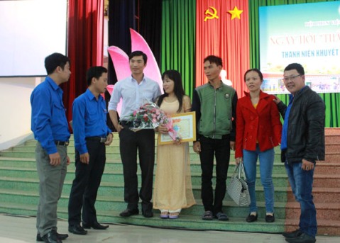 Đại diện Hội LHTN Việt Nam tỉnh (thứ 2 từ trái sang) chuyện trò, động viên người khuyết tật. 