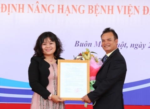Phó Chủ tịch UBND tỉnh H’Yim Kđoh trao Quyết định nâng hạng cho lãnh đạo Bệnh viện Đa khoa TP. Buôn Ma Thuột
