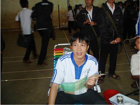 Thầy Đồng trong một lần tham gia hiến máu tại trường.