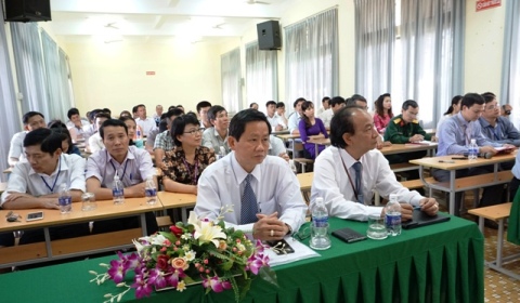Các đại biểu, thầy cô và học viên tham dự lễ khai giảng.