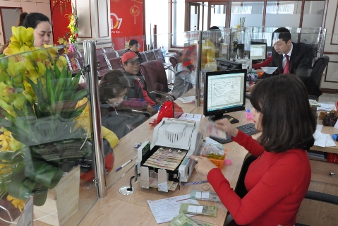 Kiểm đếm tiền mặt tại Ngân hàng NN-PTNT Chi nhánh Đắk Lắk