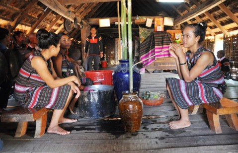 Tour Homestay tại huyện Lắk luôn thu hút du khách, nhưng khó mở rộng do số lượng nhà dài  của người dân tộc thiểu số tại chỗ không còn nhiều.
