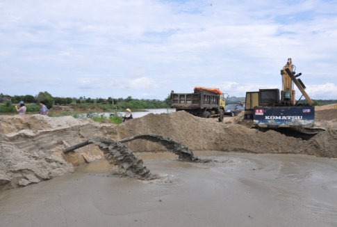 Điểm tập kết cát của một doanh nghiệp tại bến cát Quỳnh Ngọc 