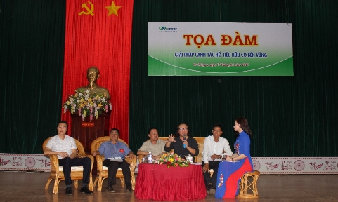 Tiến sĩ Nguyễn Đăng Nghĩa giải đáp thắc mắc của các nông hộ trồng tiêu trên địa bàn huyện Cư Mgar.