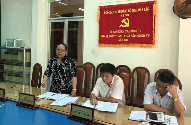 Đồng chí Siu Niê Hương, Phó Chủ nhiệm Ủy ban Kiểm tra Tỉnh ủy nêu ý kiến tại phiên họp.