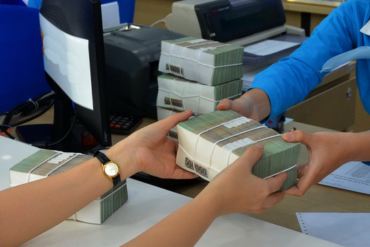 Người gửi tiền được lãi suất cao khi tham gia chương trình khuyến mại của các ngân hàng Ảnh: Tấn Thạnh