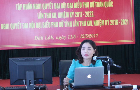 Chủ tịch Hội LHPN tỉnh Nguyễn Thị Thu Nguyệt phổ biến nội dung báo cáo chính trị Đại hội đại biểu Phụ nữ toàn quốc lần thứ XII cho cán bộ Hội Phụ nữ các cấp