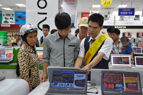 Khách hàng mua sắm tại Siêu thị điện máy Nguyễn Kim (TP. Buôn Ma Thuột)