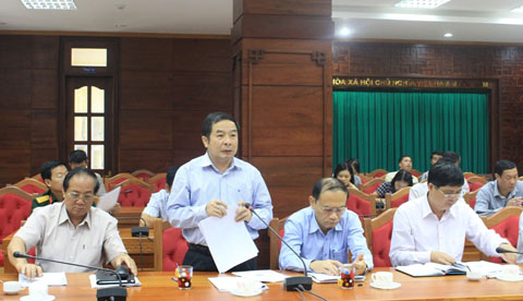 Giám đốc Sở Tư pháp Nguyễn Minh Thuận tham gia đóng góp ý kiến tại cuộc họp.