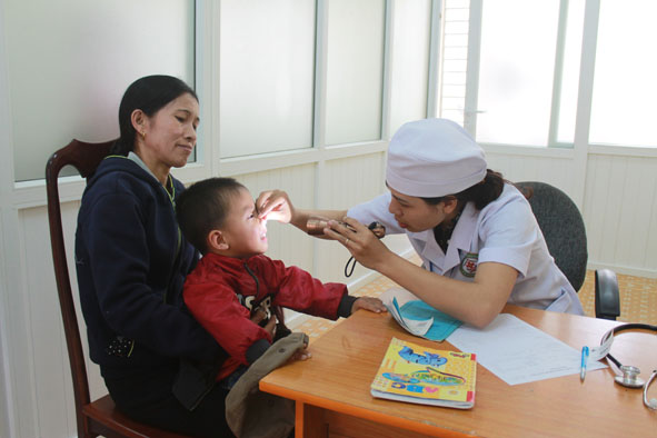 Người tham gia BHYT đến khám bệnh tại Bệnh viện Đa khoa huyện M'Đrắk.  