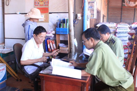 Đoàn liên ngành của tỉnh kiểm tra việc kinh doanh phân bón tại xã Ea Lê, huyện Ea Súp. 