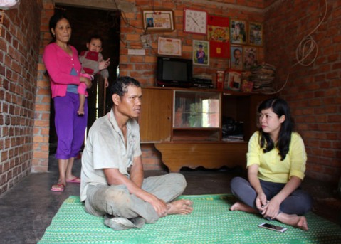 Chị  H'Wina Triết (bìa phải) đến thăm  gia đình anh  Y Kur Krông  ở buôn Dhăm.   