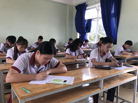 Trường THCS, THPT Đông Du thường xuyên tổ chức kiểm tra giống kỳ thi thật để học sinh làm quen với hình thức thi THPT quốc gia năm 2017.