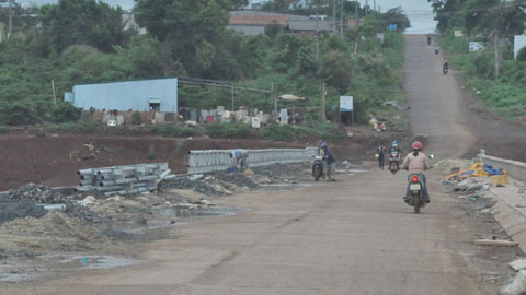     Thi công một  công trình giao thông tại huyện Krông Năng. 