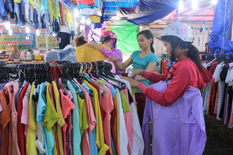 Người tiêu dùng chọn mua hàng tại phiên chợ hàng Việt Nam năm 2016 diễn ra ở Ea Súp.  