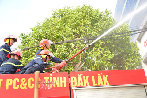 Cảnh sát Phòng cháy và chữa cháy thực tập phương án chữa cháy, cứu hộ cứu nạn tại Công ty TNHH  Một thành viên Nguyễn Kim Buôn Ma Thuột.  