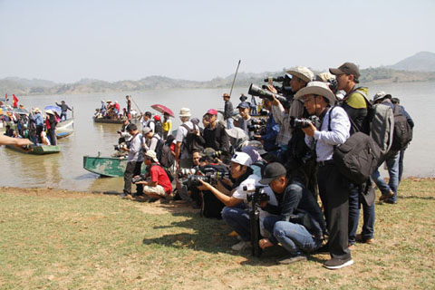 Lễ hội đua voi tại huyện Lắk năm 2017 đã thu hút các nhà báo trong và ngoài tỉnh. 
