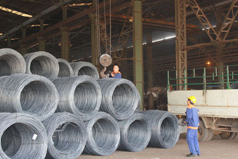 Công nhân Công ty Cổ phần thép Đông Nam Á tập kết sản phẩm thép cuộn.     Ảnh: M.Thông