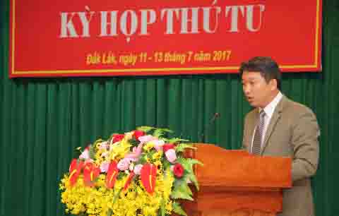 Ủy viên dự khuyết Trung ương Đảng, Phó Chủ tịch Thường trực UBND tỉnh Nguyễn Hải Ninh báo cáo tại Kỳ họp. Ảnh: Hoàng Gia